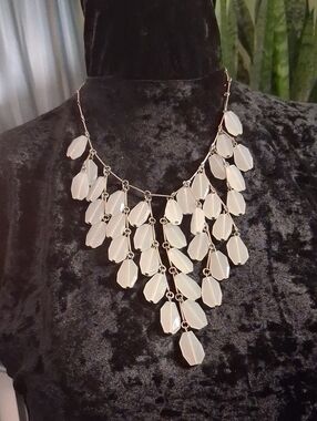 Elegant White Faceted Statement Necklace - Brand Unspecified